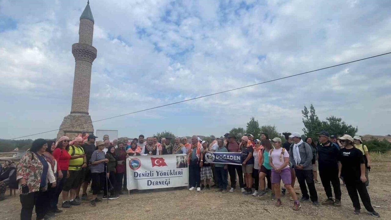 ÇAL’DA GEÇMİŞ YENİDEN CANLANDI DEVE VE ATLARDAN OLUŞAN KERVAN, ASIRLIK GÜZERGÂHTA YÜRÜDÜ
