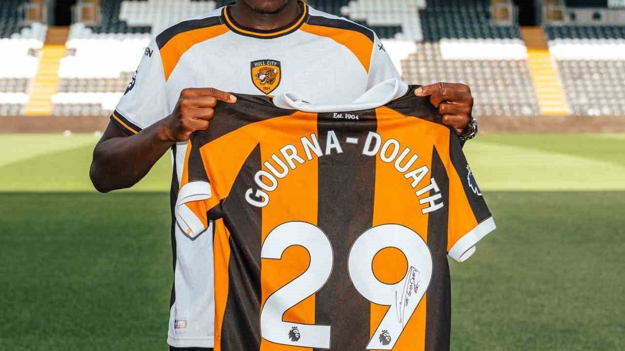 İNGİLTERE PREMİER LİG EKİPLERİNDEN HULL CİTY, SALZBURG’UN 22 YAŞINDAKİ FRANSIZ ORTA SAHA OYUNCUSU LUCAS GOURNA-DOUATH’I KADROSUNA KATTIĞINI AÇIKLADI.