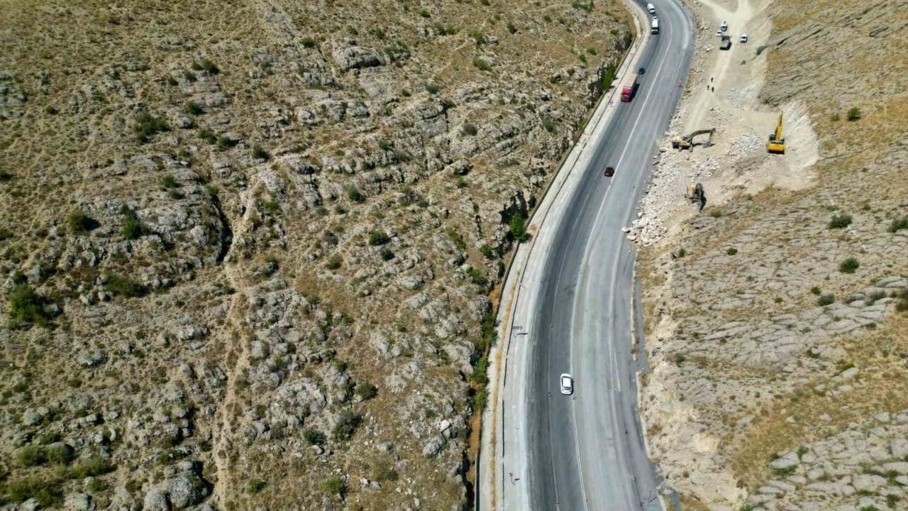 AFYONKARAHİSAR’DA TIRIN DORSESİNDE TAŞIDIĞI VE ARKASINDAN GELEN ARAÇLARI MOR RENGE BOYADIĞI O YOLDAKİ BOYA YIKANARAK ÇIKMAYINCA KARAYOLLARI EKİPLERİ ÇAREYİ YOLU KAZIMAKTA BULDU.