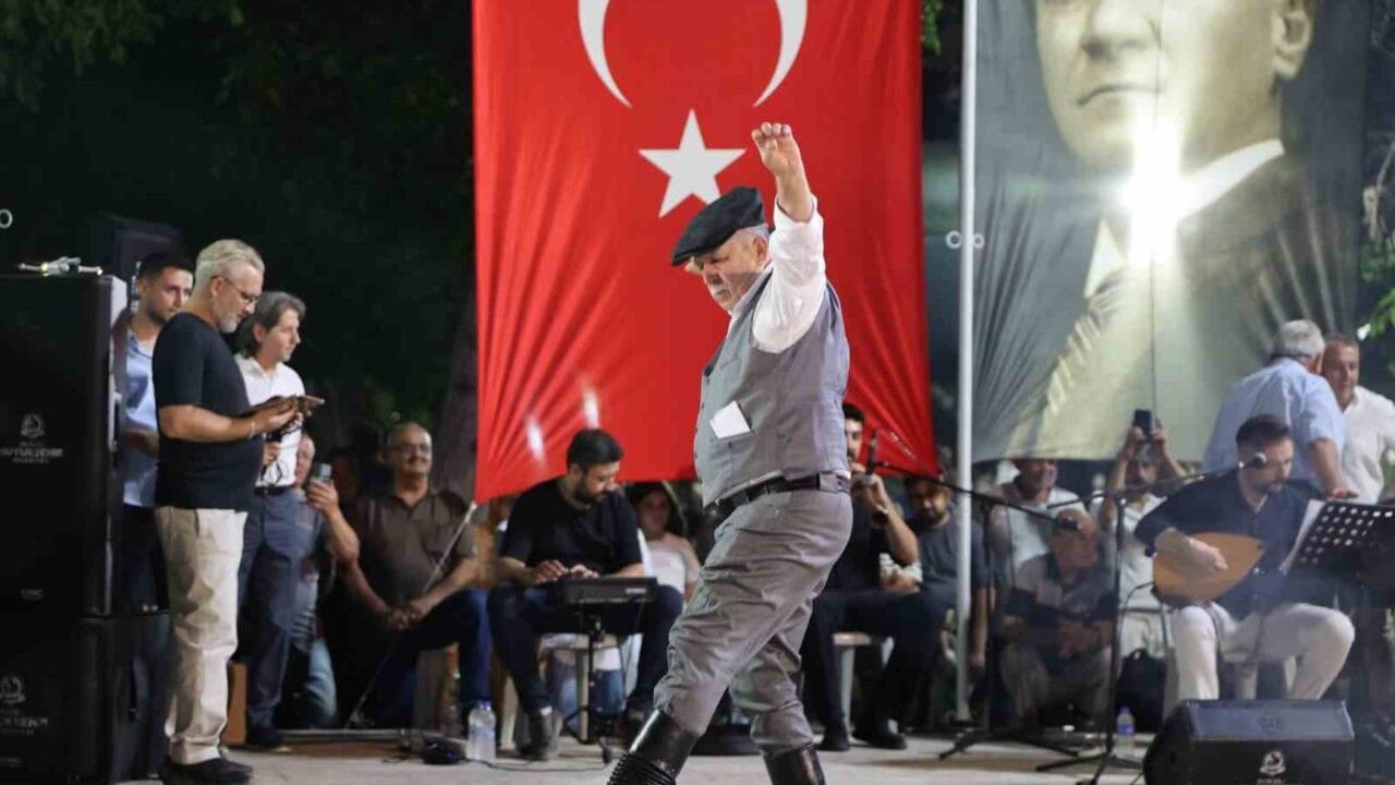 TAVAS BELEDİYESİ TARAFINDAN DÜZENLENEN TAVAS ZEYBEK, KÜLTÜR VE SANAT FESTİVALİ, ZEYBEK ATEŞİ GECESİYLE BAŞLADI. MEŞALELİ KORTEJ YÜRÜYÜŞÜYLE BAŞLAYAN GECEDE, ZEYBEK ÜSTATLARI İLE GENÇ EFELERİN GÖSTERİLERİ BÜYÜK İLGİ GÖRDÜ.