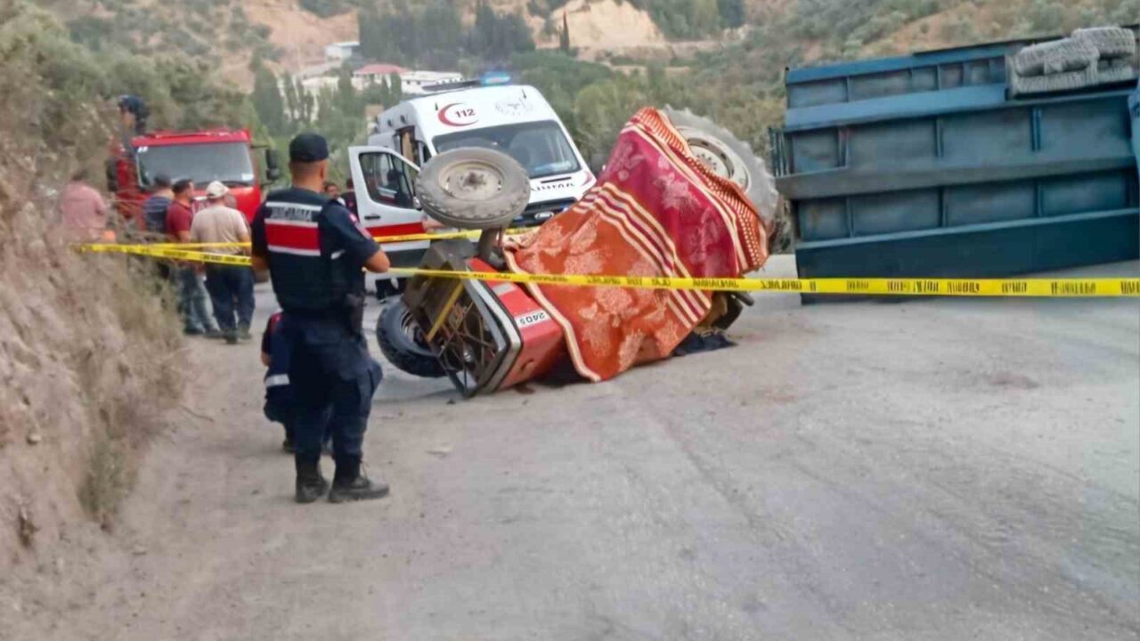 AYDIN'IN KÖŞK İLÇESİNDE SEYYAR PİDE FIRINI TAŞIYAN TRAKTÖRÜN YOLDAN AŞAĞI İNERKEN KAYMASI SONUCU MEYDANA GELEN KAZADA SÜRÜCÜ BİLAL KARABULUT (55) HAYATINI KAYBETTİ, 1 KİŞİ YARALANDI.
