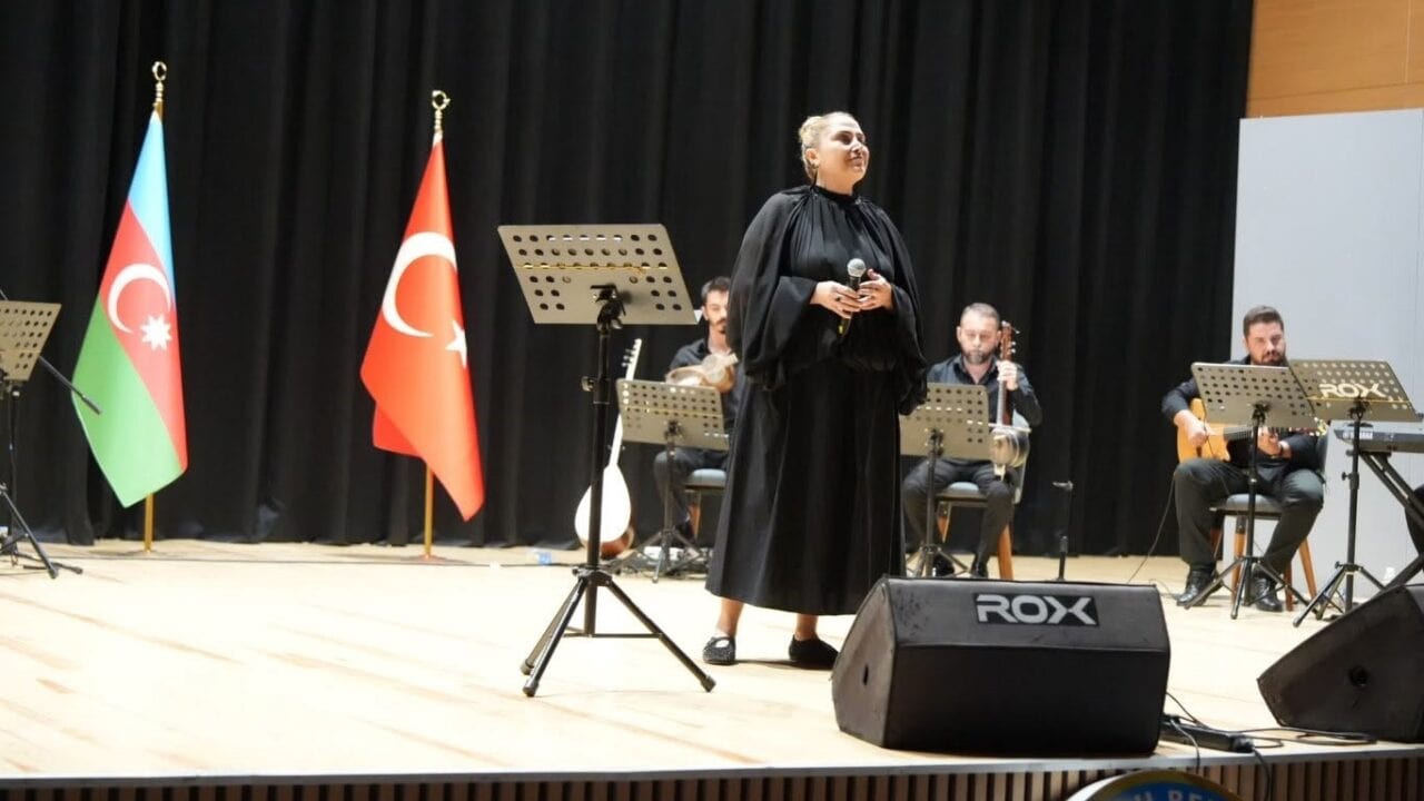KONUŞMALARIN ARDINDAN DÜZENLENEN KONSERDE AZERBAYCAN VE TÜRK MÜZİĞİNDEN SEÇKİN ESERLER SESLENDİRİLDİ. KATILIMCILAR, İKİ ÜLKENİN ORTAK MÜZİK KÜLTÜRÜNÜ YANSITAN ESERLERLE KEYİFLİ BİR AKŞAM YAŞADI.