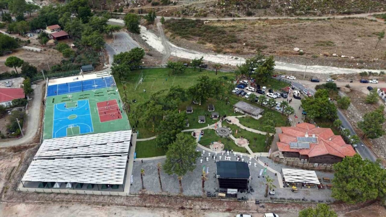 MUĞLA BÜYÜKŞEHİR BELEDİYESİ, GENÇLERİN SOSYAL, KÜLTÜREL VE SPORTİF GELİŞİMLERİNİ DESTEKLEMEK AMACIYLA MARMARİS İÇMELER ASPARAN MEVKİİNDE HAYATA GEÇİRDİĞİ ASPARAN KAMP VE SPOR TESİSLERİNİ HİZMETE AÇTI.