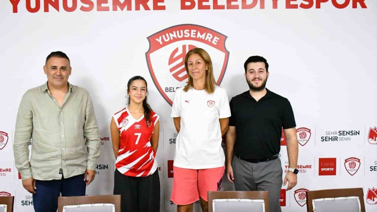 KADINLAR VOLEYBOL 2. LİG'DE YENİ SEZON HAZIRLIKLARINI SÜRDÜREN YUNUSEMRE BELEDİYESPOR, GÖZTEPE'NİN GENÇ LİBEROSU EYLÜL AYDEMİR'İ KADROSUNA KATTI. EYLÜL, DÜZENLENEN İMZA TÖRENİYLE YUNUSEMRE BELEDİYESPOR AİLESİNE KATILDI.