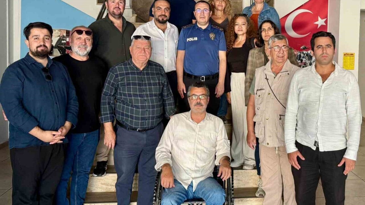 BODRUM GAZETECİLER CEMİYETİ (BGC), BODRUM İLÇE EMNİYET MÜDÜRLÜĞÜ GÖREVİNE KISA SÜRE ÖNCE BAŞLAYAN MAHİR GÖKMEN’E HAYIRLI OLSUN ZİYARETİNDE BULUNDU. BGC BAŞKANI EREN AYHAN VE İLÇEDE GÖREV YAPAN YEREL VE ULUSAL BASIN MENSUPLARI, İLÇE EMNİYET MÜDÜRÜ GÖKMEN İLE BİR ARAYA GELEREK YENİ GÖREVİNDE BAŞARI DİLEKLERİNİ İLETTİ.