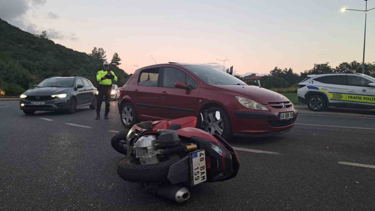 MUĞLA'NIN MENTEŞE İLÇESİNDE MOTOSİKLET İLE OTOMOBİLİN ÇARPIŞMASI SONUCU MEYDANA GELEN KAZADA 1 KİŞİ YARALANDI.
