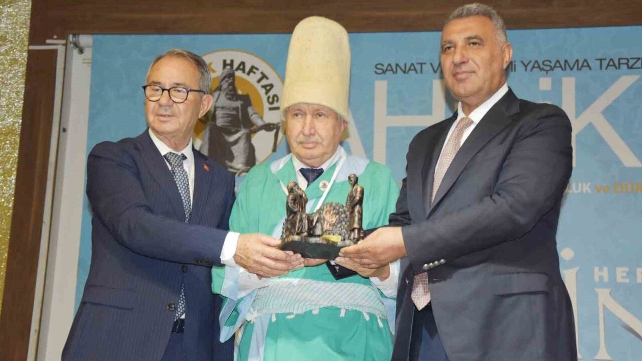 MANİSA’DA 39. AHİLİK HAFTASI KUTLAMALARI, CUMHURİYET MEYDANI’NDAKİ ATATÜRK VE MİLLİ EGEMENLİK ANITI’NA ÇELENK SUNULMASIYLA BAŞLADI. 11 YAŞINDAN BERİ AŞÇILIK YAPAN VE MANİSA LOKANTACILAR, KEBAPÇILAR, TATLICILAR VE YOĞURTÇULAR ESNAF ODASINA 48 YILDIR KAYITLI BULUNAN 70 YAŞINDAKİ MEHMET AKGÜL, YILIN AHİSİ SEÇİLDİ.
