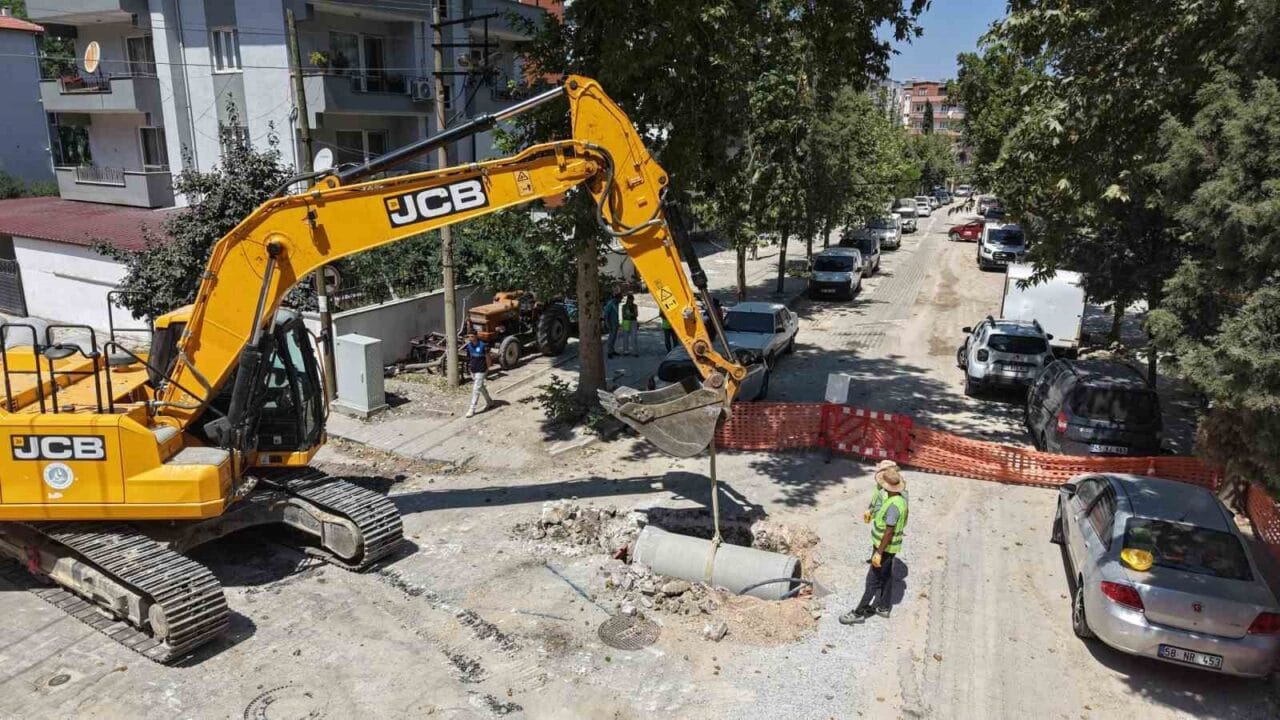 MASKİ GENEL MÜDÜRLÜĞÜ TARAFINDAN 20 MİLYON TL'LİK YATIRIM BEDELİYLE SOMA İLÇESİNİN MUHTELİF MAHALLELERİNDE BAŞLATILAN ALTYAPI ÇALIŞMALARI ARALIKSIZ DEVAM EDİYOR. ÇALIŞMALAR KAPSAMINDA İNÖNÜ MAHALLESİ'NDE DE BİN 200 METRE UZUNLUĞUNDA YAĞMURSUYU HATTI YAPIM ÇALIŞMASI GERÇEKLEŞTİRİLİYOR.