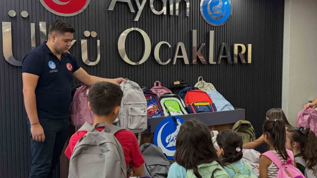 ÜLKÜ OCAKLARI AYDIN İL BAŞKANLIĞI, YENİ EĞİTİM ÖĞRETİM YILININ BAŞLAMASIYLA BİRLİKTE ÖĞRENCİLERE KIRTASİYE DESTEĞİNDE BULUNDU.