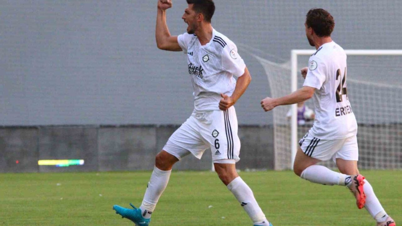 SON OLARAK ALTAY FORMASI GİYEN 38 YAŞINDAKİ CEYHUN GÜLSELAM, YENİ SEZON ÖNCESİNDE SÖZLEŞME YENİLEMEYEREK PROFESYONEL FUTBOL KARİYERİNİ NOKTALADIĞINI SOSYAL MEDYA HESABINDAN DUYURDU.