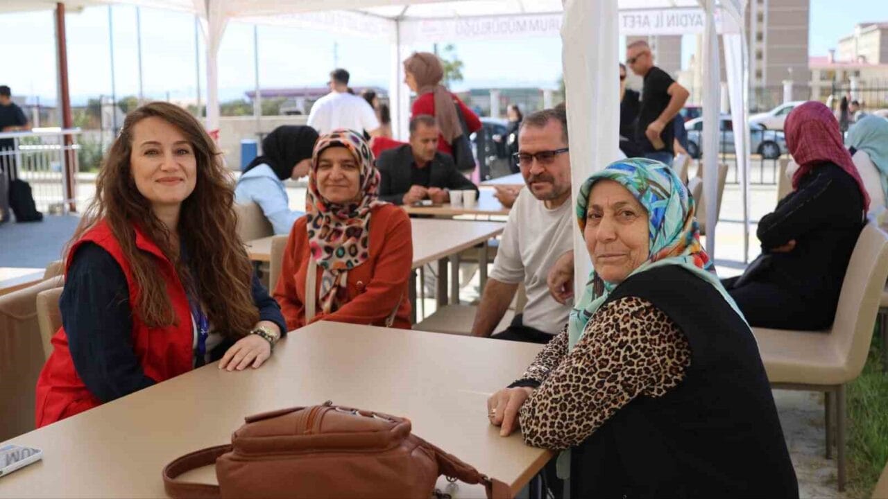 AYDIN GENÇLİK MERKEZİ EKİPLERİ, ÜNİVERSİTE EĞİTİMİ İÇİN KENTE GELEN ÖĞRENCİLERİ VE AİLELERİNİ OTOGAR İLE YURTLARDA KARŞILAYARAK KAYIT SÜRECİNDEN GENÇLİK HİZMETLERİNE KADAR BİRÇOK KONUDA BİLGİLENDİRDİ.