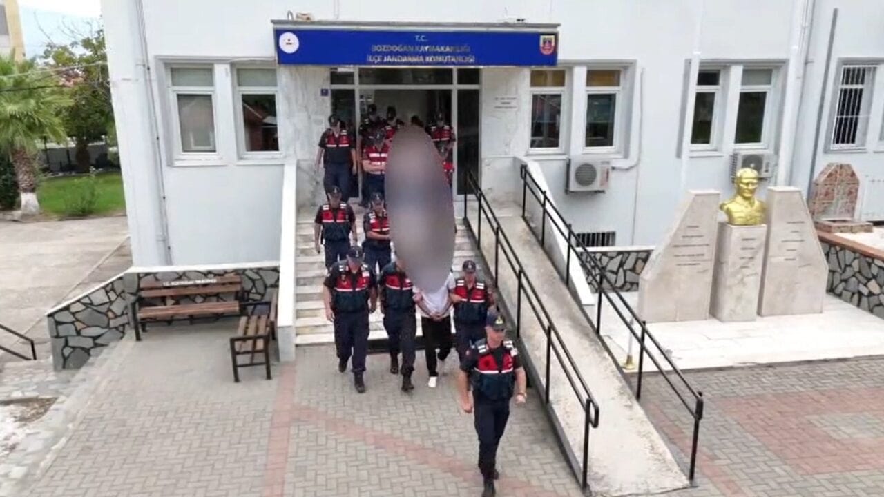 AYDIN’IN BOZDOĞAN İLÇESİNDE VATANDAŞLARDAN ZEYTİNYAĞI, KURUYEMİŞ VE HAYVAN ALIMI YAPARAK İLK ALIŞVERİŞLERDE ÖDEMELERİ EKSİKSİZ GERÇEKLEŞTİRDİKTEN SONRA GÜVEN KAZANDIKLARI, SONRAKİ ALIMLARDA İSE ÇEŞİTLİ BAHANELERLE ÖDEME YAPMADIKLARI TESPİT EDİLEN 6 ŞÜPHELİ, AYDIN, MANİSA VE DENİZLİ’DE DÜZENLENEN OPERASYONLA YAKALANARAK TUTUKLANDI.
