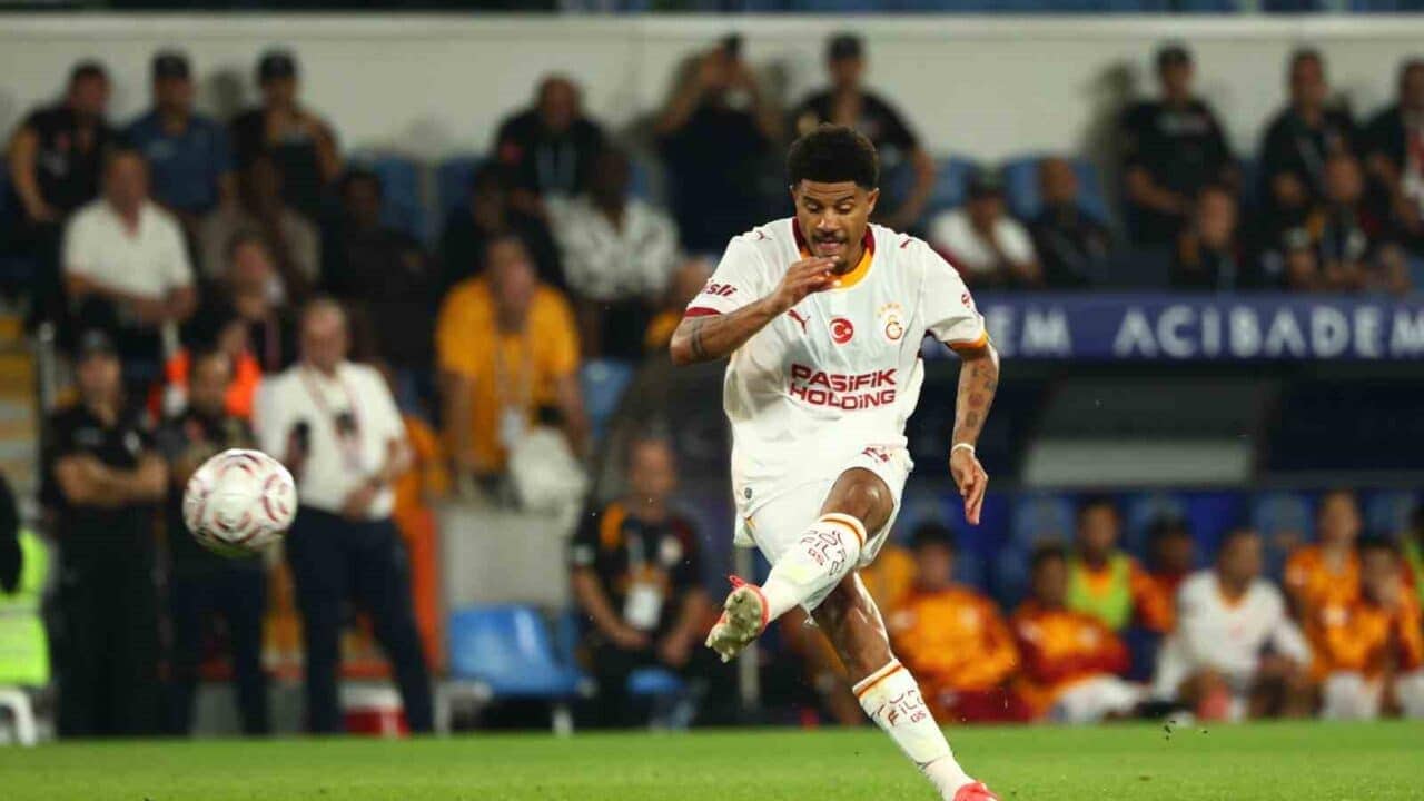 GALATASARAY’IN BREZİLYALI FUTBOLCUSU GABRİEL SARA, BAŞAKŞEHİR MAÇINDA GALİBİYET GOLÜNÜ ATARKEN, BU SEZONKİ GOL SAYISINI DA 2’YE ÇIKARDI.