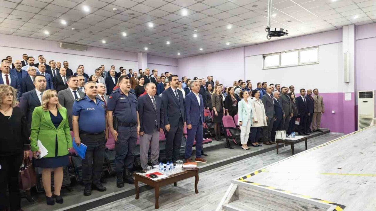 YUNUSEMRE KAYMAKAMI CELALETTİN CANTÜRK BAŞKANLIĞINDA, "BAĞIMLILIKLA MÜCADELE BAKANLIKLAR ARASI PROTOKOL VE OKUL GÜVENLİĞİ TEDBİRLERİ TOPLANTISI" GERÇEKLEŞTİRİLDİ. TOPLANTIDA İLÇEDEKİ OKULLARDA GÜVENLİ EĞİTİM ORTAMLARININ OLUŞTURULMASI VE ÖĞRENCİLERİN BAĞIMLILIKTAN KORUNMASINA YÖNELİK ÇALIŞMALAR ELE ALINDI.