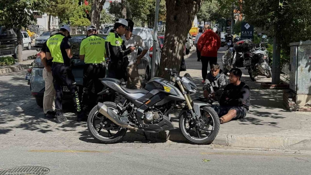 MUĞLA’NIN MENTEŞE İLÇESİNDE 34 HPA 229 PLAKALI OTOMOBİL İLE 48 BBN 355 PLAKALI MOTOSİKLET ÇARPIŞTI. KAZADA MOTOSİKLET SÜRÜCÜSÜ KALDIRIMDA BULUNAN DİREĞE ÇARPARAK HAFİF ŞEKİLDE YARALANDI.