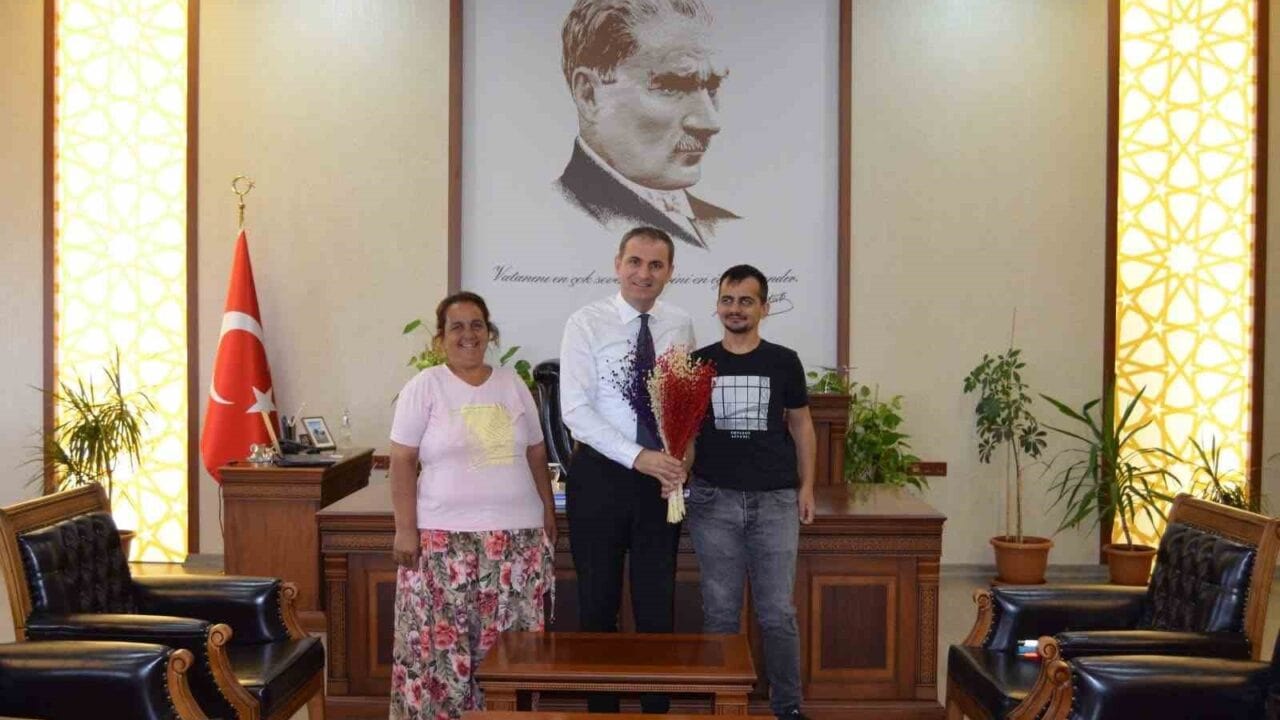 ÜNİVERSİTEYİ KAZANAN GÖRME ENGELLİ GENÇ, ANNESİ VE BAYINDIR KAYMAKAMI MURAT METE