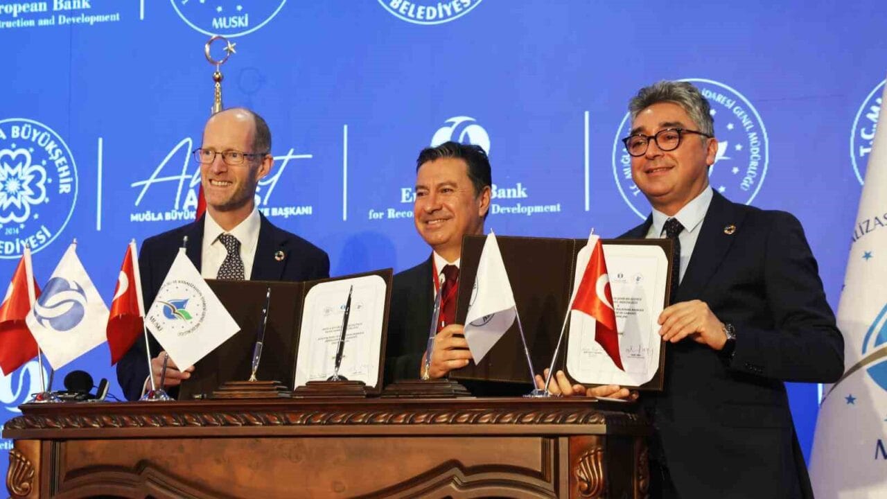 MUĞLA’NIN İÇME SUYU ALTYAPISININ GÜÇLENDİRİLMESİ, SU KAYIPLARININ AZALTILMASI VE SU KAYNAKLARININ DAHA VERİMLİ KULLANILMASI AMACIYLA AVRUPA İMAR VE KALKINMA BANKASI (EBRD) YEŞİL ŞEHİRLER PROGRAMI KAPSAMINDA 62,9 MİLYON AVROLUK FİNANSMAN ANLAŞMASI İMZALANDI.