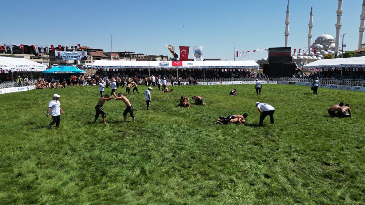 KULA’DA BU YIL 29’UNCUSU DÜZENLENEN GELENEKSEL YAĞLI GÜREŞLERİ’NDE BAŞPEHLİVANLIĞI, PALABIYIK YEDEK PARÇA SAHİBİ İŞ İNSANI AHMET PALABIYIK ADINA GÜREŞEN FEYZULLAH AKTÜRK KAZANDI.
