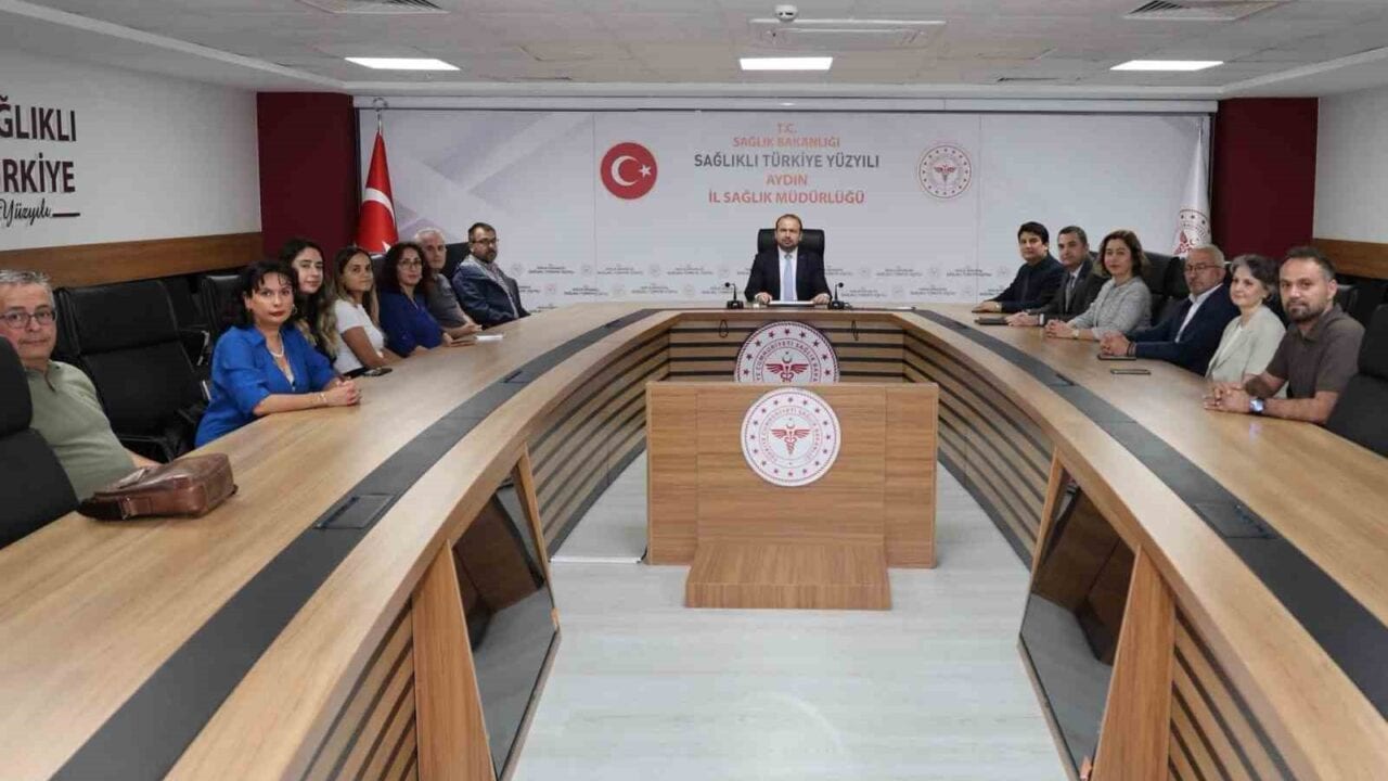 AYDIN’DA GÖREV YAPAN AİLE HEKİMLERİNE YÖNELİK 'TANIDAN TEDAVİYE GÜNCEL YAKLAŞIMLAR' EĞİTİMLERİ KAPSAMINDA, KORUYUCU HEKİMLİK, GÜNCEL KLİNİK UYGULAMALAR, SAĞLIK HİZMET BASAMAKLARI ARASINDAKİ ENTEGRASYON VE HASTA YÖNETİM SÜREÇLERİ ELE ALINDI.