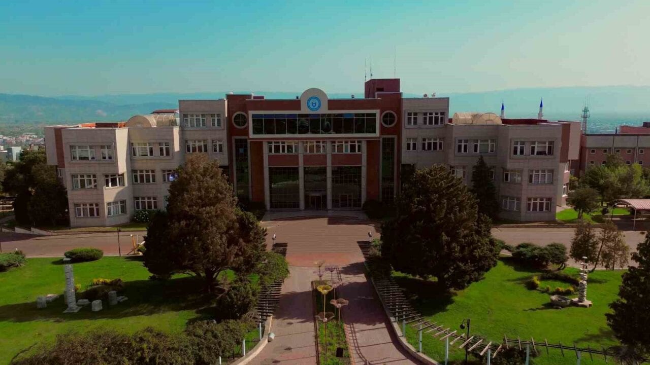 AYDIN ADNAN MENDERES ÜNİVERSİTESİ (ADÜ), NİTELİKLİ EĞİTİM İMKANLARININ YANI SIRA ÖĞRENCİLERİNİN AKADEMİK, SOSYAL, KÜLTÜREL VE SPORTİF GELİŞİMLERİNİ DESTEKLEYEN GÜÇLÜ KAMPÜS ALTYAPISIYLA YENİ EĞİTİM-ÖĞRETİM DÖNEMİNE HAZIRLANIYOR. MERKEZ KAMPÜS VE İLÇELERDEKİ AKADEMİK BİRİMLERİNDE GERÇEKLEŞTİRDİĞİ YATIRIMLARLA EĞİTİM ORTAMLARINI GELİŞTİREN ADÜ, ÖĞRENCİLERİNE KAPSAMLI VE NİTELİKLİ BİR ÜNİVERSİTE DENEYİMİ SUNMAYI HEDEFLİYOR.