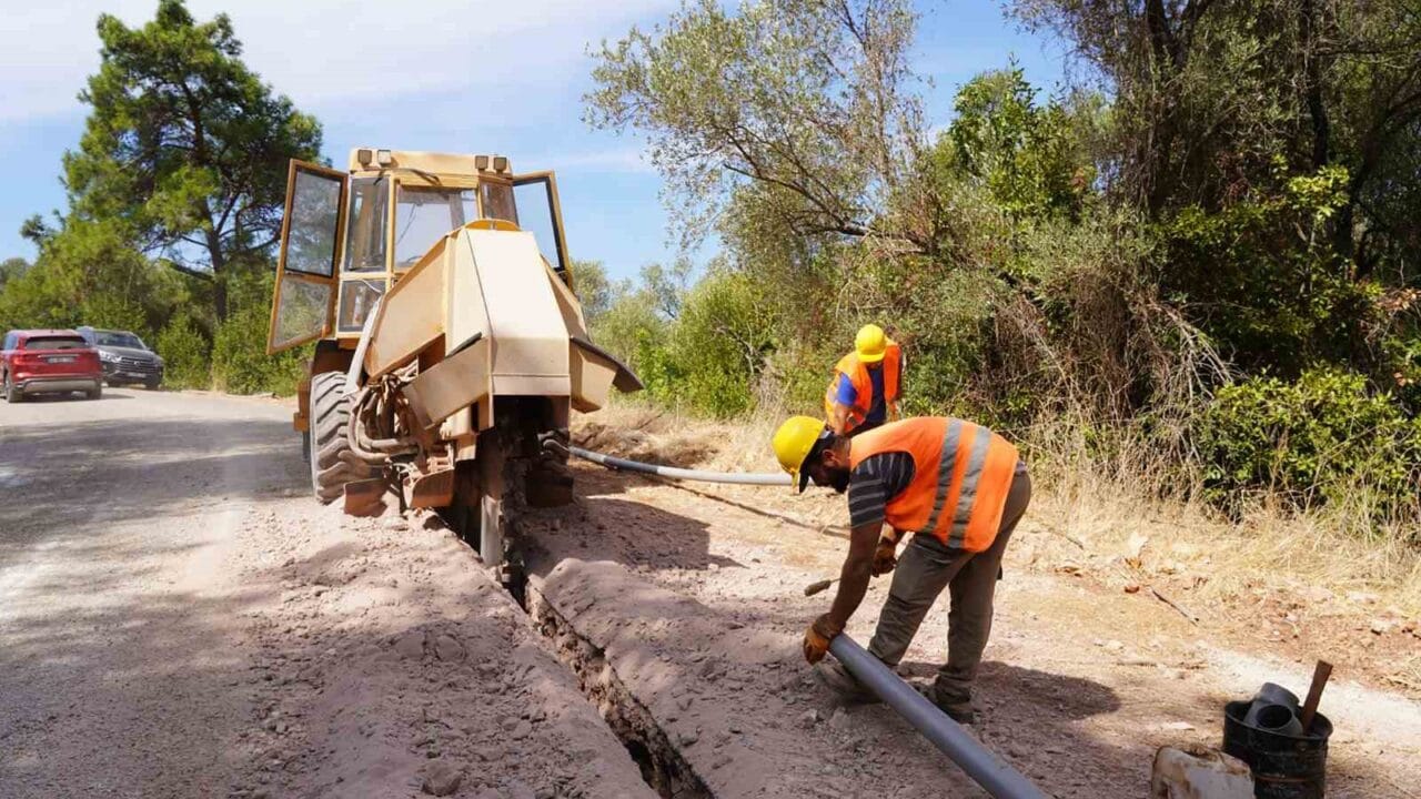 MUSKİ GENEL MÜDÜRLÜĞÜ, MARMARİS ÇAMLI MAHALLESİNDE EKONOMİK ÖMRÜNÜ TAMAMLAYAN YAKLAŞIK 30 YILLIK İÇME SUYU HATLARINI YENİLİYOR.