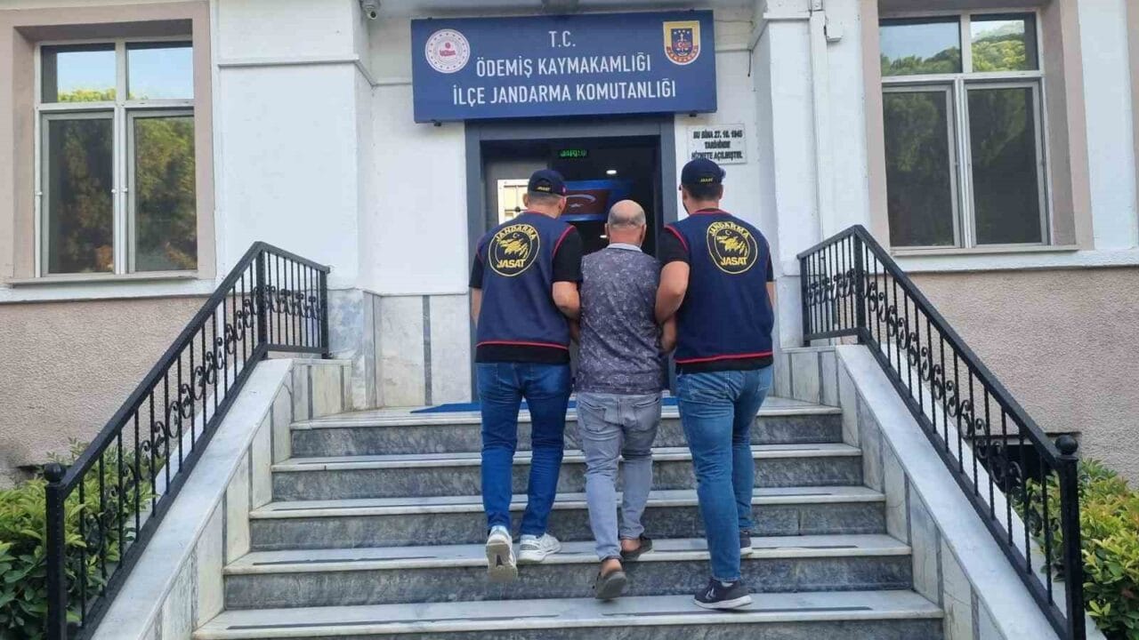 HAKKINDA 8 YIL 8 AY 15 GÜN KESİNLEŞMİŞ HAPİS CEZASI BULUNAN VE 4 YILI AŞKIN SÜREDİR ARANAN ŞAHIS, JANDARMA EKİPLERİNİN DÜZENLEDİĞİ OPERASYONLA YAKALANDI.