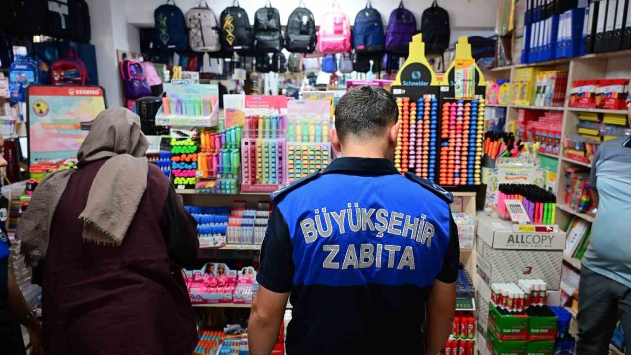 MANİSA BÜYÜKŞEHİR BELEDİYESİ ZABITA DAİRESİ BAŞKANLIĞI EKİPLERİ, 2026-2027 EĞİTİM-ÖĞRETİM YILININ BAŞLAMASIYLA BİRLİKTE KIRTASİYELERDE DENETİM GERÇEKLEŞTİRDİ. DENETİMLERDE, ÖĞRENCİLERİN SAĞLIĞINI KORUMAYA YÖNELİK OLARAK KİMYASAL İÇERİKLİ ÜRÜNLERİN SATIŞ KOŞULLARI İNCELENİRKEN, ÜRÜNLERİN ETİKET VE KASA FİYATLARI DA KARŞILAŞTIRILDI.