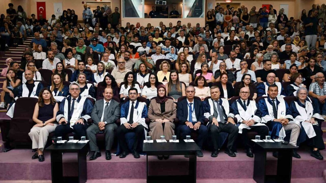 MANİSA CELAL BAYAR ÜNİVERSİTESİ (MCBÜ) TIP FAKÜLTESİ'NDE EĞİTİME BAŞLAYAN GELECEĞİN HEKİMLERİ, DÜZENLENEN TÖRENLE BEYAZ ÖNLÜKLERİNİ GİYDİ. AİLELERİN DE KATILDIĞI DUYGU DOLU TÖRENDE, HEKİMLİK MESLEĞİNİN TAŞIDIĞI BÜYÜK SORUMLULUK VE İNSAN ODAKLI HİZMET ANLAYIŞINA VURGU YAPILDI.