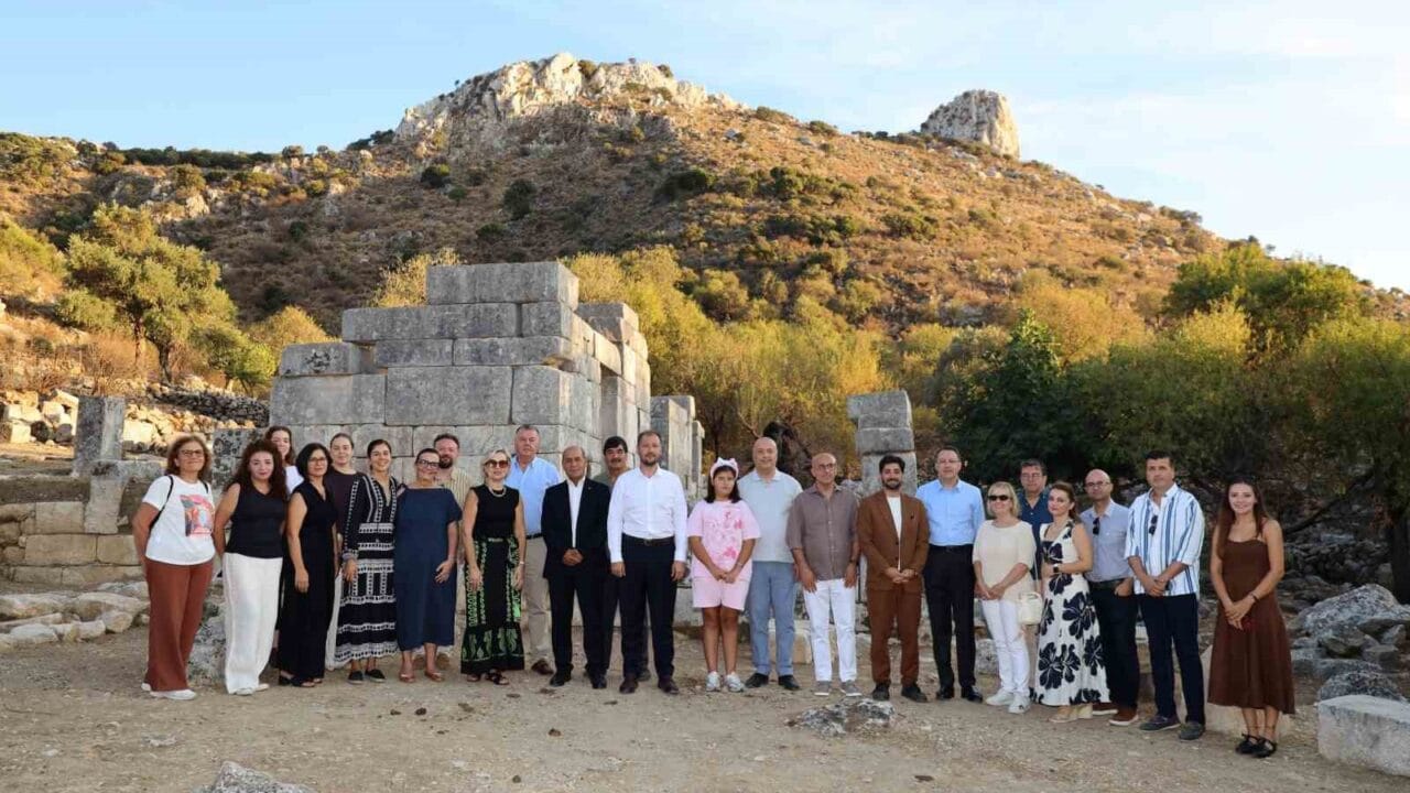 PHOENİX ANTİK KENTİ VE ÇEVRESİNİN ARKEOLOJİK MİRASINI BELGELEMEK AMACIYLA 2021 YILINDA BAŞLATILAN YÜZEY ARAŞTIRMALARI, İZMİR EKONOMİ ÜNİVERSİTESİ’NİN YÜRÜTÜCÜLÜĞÜNDE DEVAM EDİYOR.