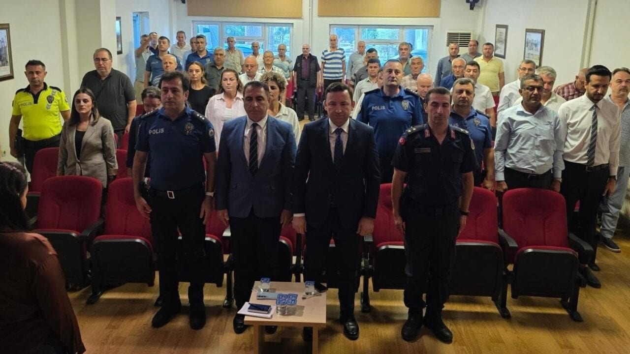AYDIN’IN KUYUCAK İLÇESİNDE 2026-2027 EĞİTİM ÖĞRETİM YILI ÖNCESİNDE ÖĞRENCİLERİN GÜVENLİĞİNİN SAĞLANMASINA YÖNELİK ALINACAK TEDBİRLER, DÜZENLENEN TOPLANTIDA DEĞERLENDİRİLDİ.