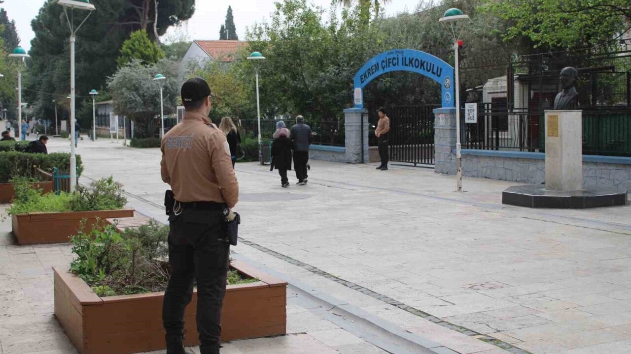 (ARŞİV FOTO) - YENİ EĞİTİM ÖĞRETİM YILININ BAŞLAMASIYLA AYDIN’DA OKUL VE ÖĞRENCİ GÜVENLİĞİNE YÖNELİK DENETİMLER SIKLAŞTIRILIRKEN, EFELER İLÇESİNDE İLK GÜN 304 ŞAHIS SORGULANDI, 85 İŞLETME DENETLENDİ.
