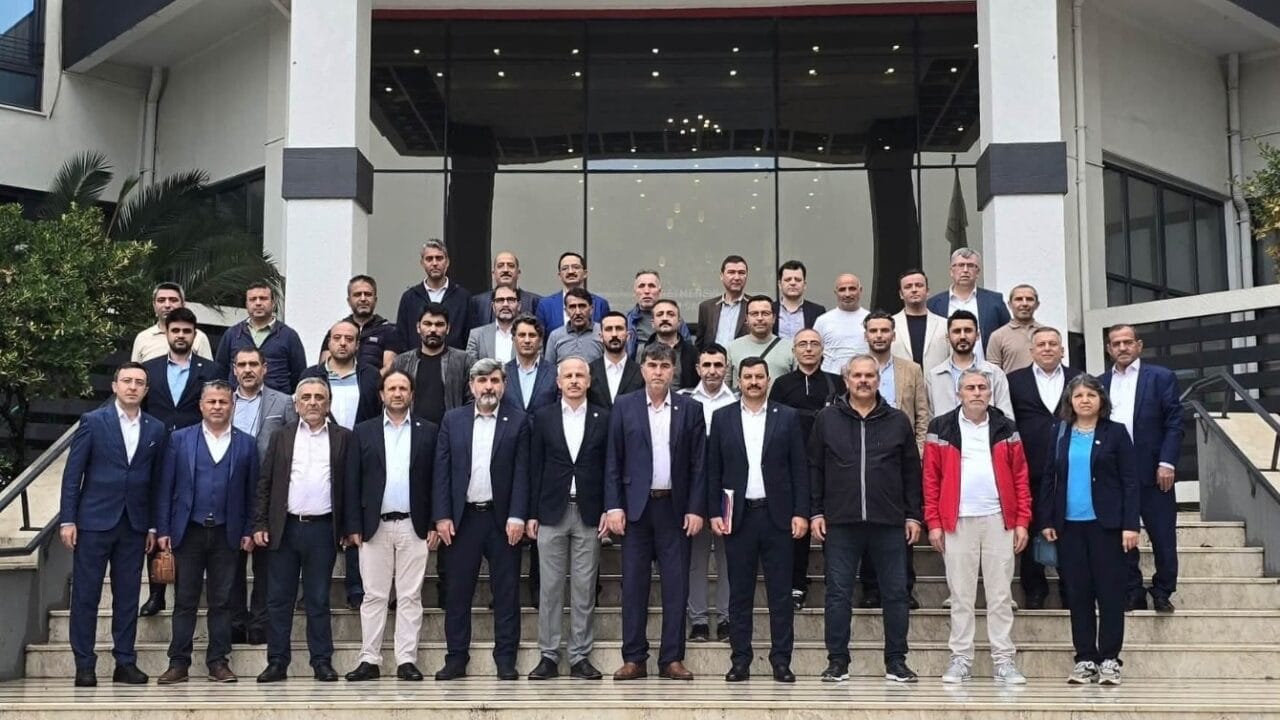 EĞİTİM-BİR-SEN MANİSA 1 NO’LU ŞUBESİ, 8. OLAĞAN GENEL KURUL KAPSAMINDA GERÇEKLEŞTİRİLEN DELEGE SEÇİMLERİNİ 17 İLÇE VE BÜYÜKŞEHİR TEMSİLCİLİĞİNDE TAMAMLADI. ŞUBE BAŞKANI AHMET YASAV, SEÇİMLERİN DEMOKRATİK, ŞEFFAF VE HUZURLU BİR ORTAMDA GERÇEKLEŞTİĞİNİ BELİRTEREK SÜRECİ "DEMOKRASİ ŞÖLENİ" OLARAK NİTELENDİRDİ.