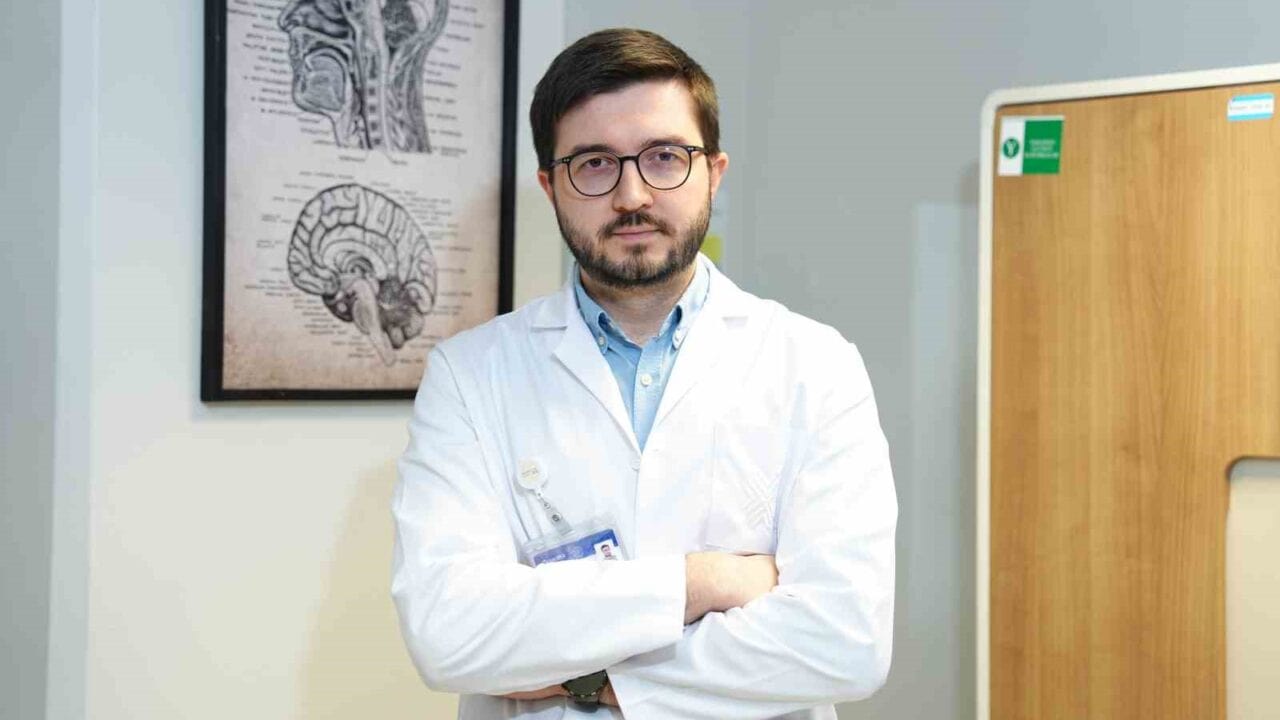 MEDİPOL SAĞLIK GRUBU’NDAN NÖROLOJİ UZMANI DR. ÖĞR. ÜYESİ EREN TOPLUTAŞ, “GECİKİLEN HER SAAT HASTALIĞIN SEYRİNİ AĞIRLAŞTIRABİLİR” DEDİ.
