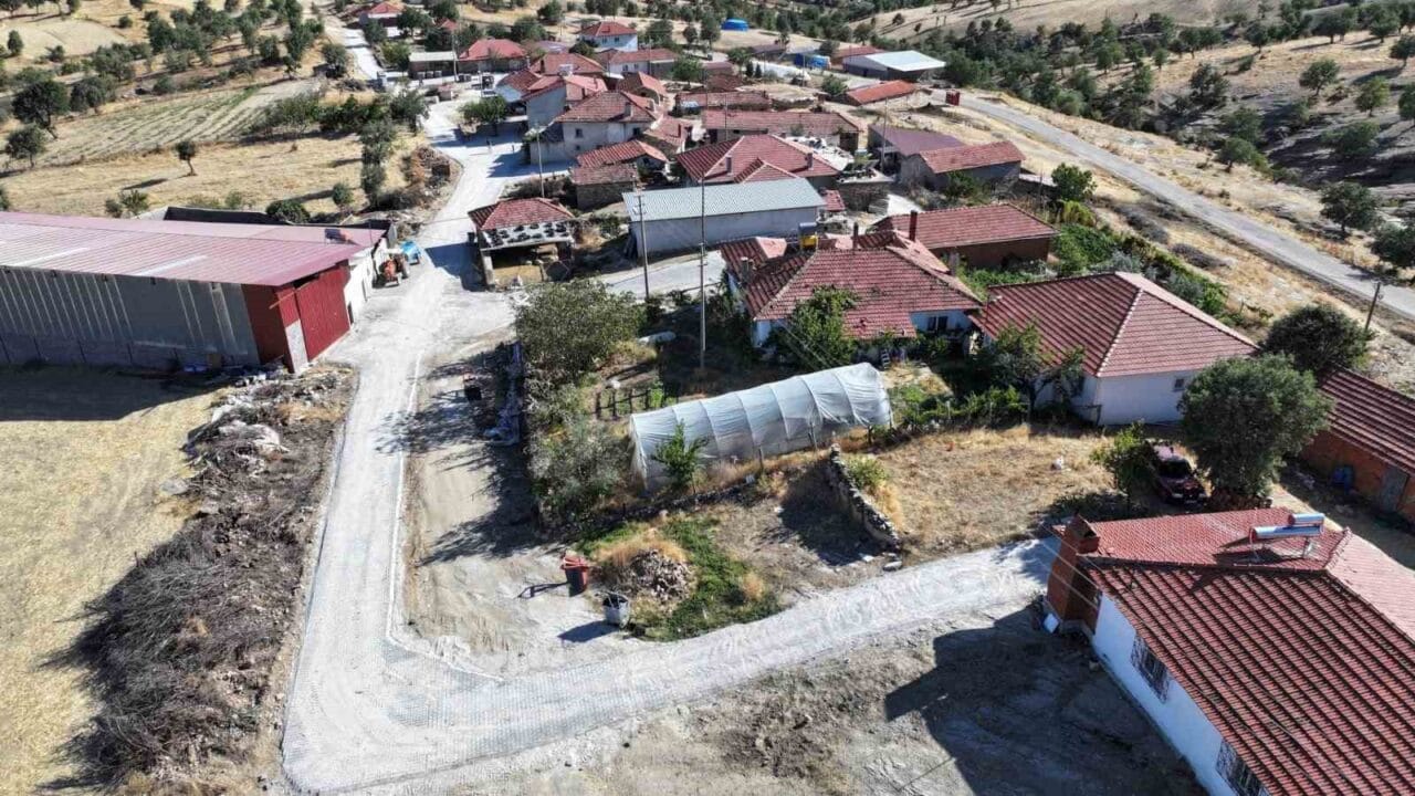 MANİSA BÜYÜKŞEHİR BELEDİYESİ, SELENDİ İLÇESİ GÖLBAŞI MAHALLESİ’NDE DAHA ÖNCE ÖZELLİKLE KIŞ AYLARINDA ULAŞIMDA GÜÇLÜK YAŞANAN MAHALLE YOLUNU 8 BİN METREKARE PARKE TAŞIYLA KAPLIYOR.