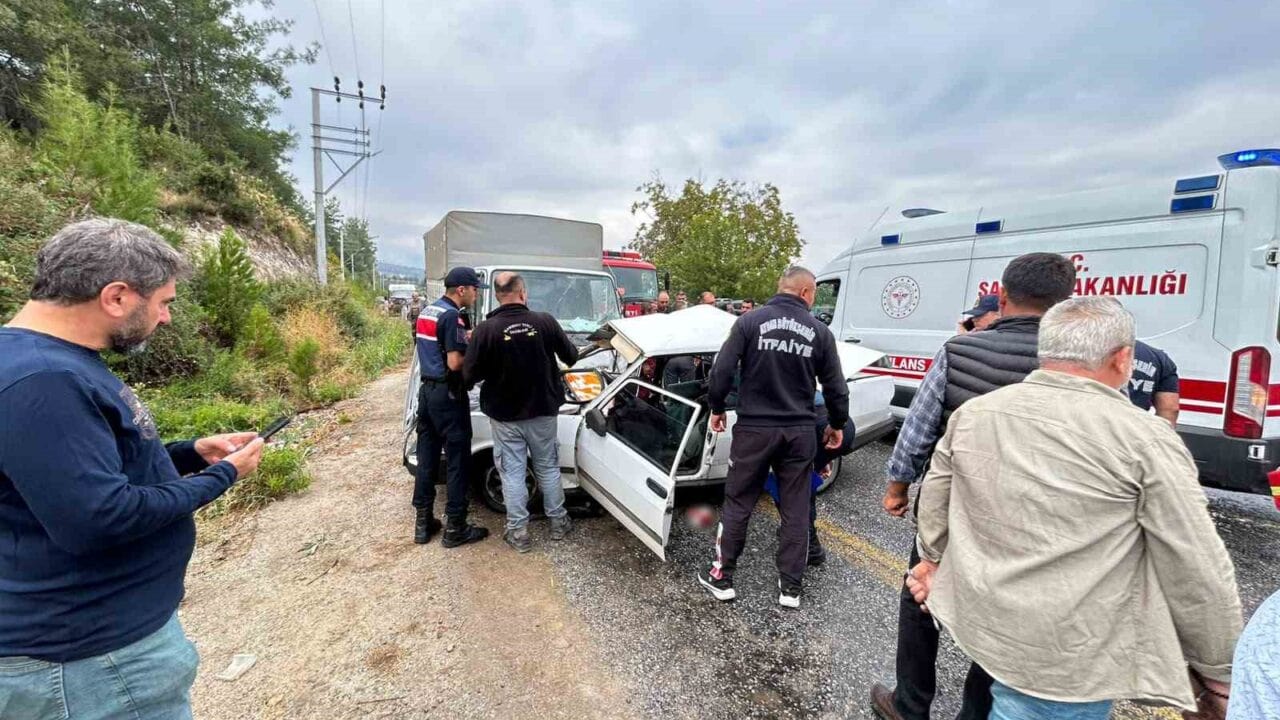 AYDIN'IN BOZDOĞAN İLÇESİNDE OTOMOBİL VE KAMYONETİN ÇARPIŞMASI SONUCU MEYDANA GELEN TRAFİK KAZASINDA 1 KİŞİ HAYATINI KAYBEDERKEN, 2 KİŞİ DE YARALANDI.