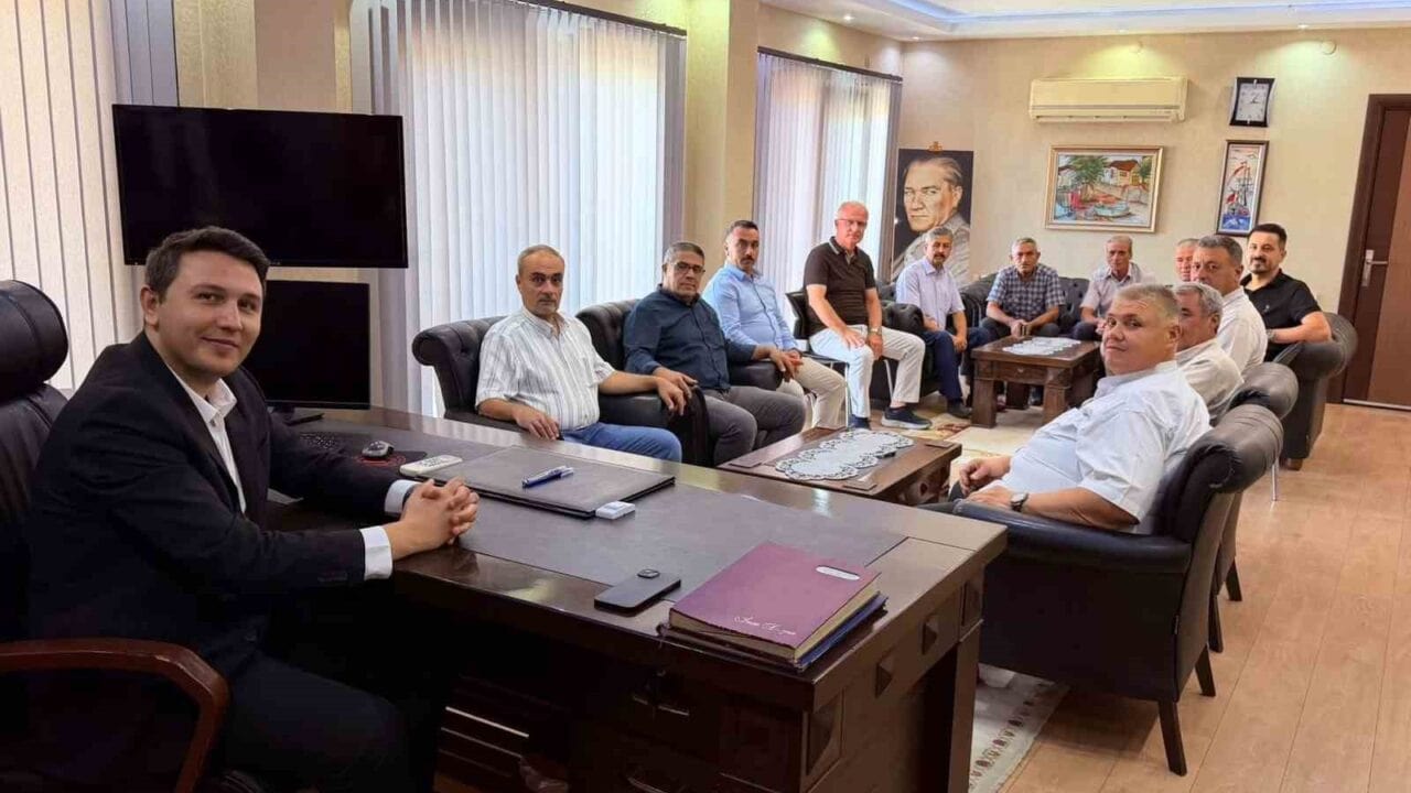 BUHARKENT İLÇESİNDE MAHALLE MUHTARLARI, YENİ GÖREVİNE BAŞLAYAN KAYMAKAM MEHMET HALİT HAYDAROĞLU’NU MAKAMINDA ZİYARET EDEREK HAYIRLI OLSUN DİLEKLERİNİ İLETTİ.