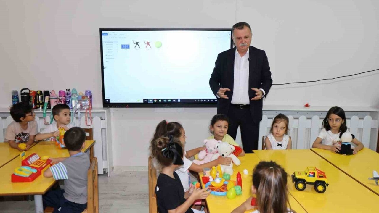 YUNUSEMRE BELEDİYE BAŞKANI SEMİH BALABAN, YENİ EĞİTİM-ÖĞRETİM YILININ BAŞLAMASI DOLAYISIYLA BELEDİYE BÜNYESİNDE HİZMET VEREN ÇOCUK KÜLTÜR VE SANAT MERKEZLERİNİ ZİYARET EDEREK EĞİTİM GÖREN ÇOCUKLAR VE ÖĞRETMENLERİYLE BİR ARAYA GELDİ.