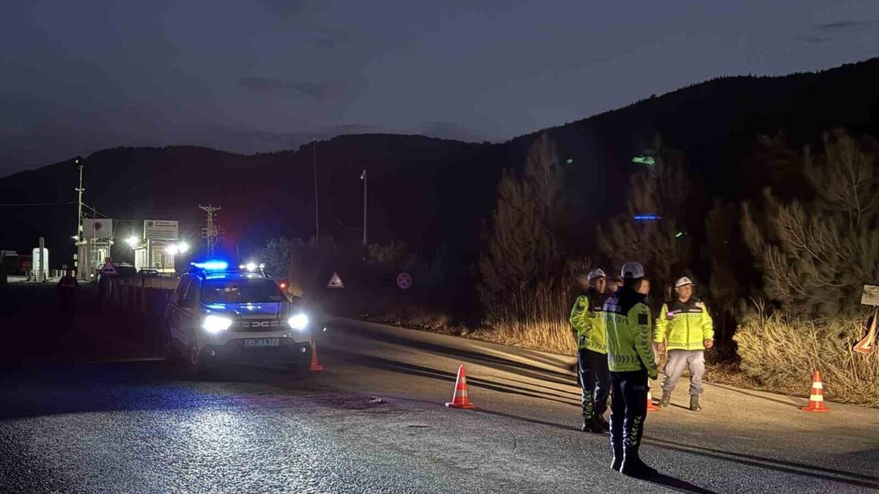 MANİSA'NIN SOMA İLÇESİNDE 5 İŞÇİNİN HAYATINI KAYBETTİĞİ MADEN GÖÇÜĞÜNE İLİŞKİN YÜRÜTÜLEN SORUŞTURMA KAPSAMINDA GÖZALTINA ALINAN, ARALARINDA İŞLETMENİN GENEL MÜDÜRÜ VE YÖNETİCİLERİNİN DE BULUNDUĞU 9 ŞÜPHELİ TUTUKLANARAK CEZAEVİNE GÖNDERİLDİ.