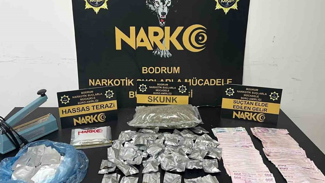 MUĞLA’DA 2-4 EKİM TARİHLERİ ARASINDA MİLAS VE BODRUM CUMHURİYET BAŞSAVCILIKLARI KOORDİNESİNDE MUĞLA EMNİYET MÜDÜRLÜĞÜ NARKOTİK ŞUBE MÜDÜRLÜĞÜ EKİPLERİNCE UYUŞTURUCU MADDE TİCARETİNİ ÖNLEMEYE YÖNELİK GERÇEKLEŞTİRİLEN OPERASYONLARDA 3 ŞAHIS TUTUKLANDI.