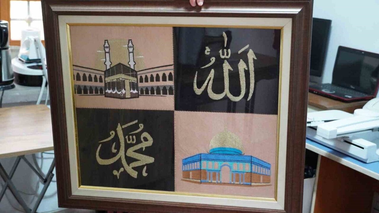 MANİSA’DA MAKİNE NAKIŞI EĞİTMENLİĞİ YAPAN BİLGİN BARUTÇU, SABAH NAMAZINA YAKIN RÜYASINDA GÖRDÜĞÜ TASARIMI NAKIŞ MAKİNESİYLE GERÇEĞE DÖNÜŞTÜRDÜ. ALLAH, MESCİD-İ AKSA, KÂBE-İ MUAZZAMA VE MUHAMMED LAFIZLARINI BİR ARAYA GETİREN ÖZEL ESERİ 200 BİNİN ÜZERİNDE BATIŞLA İŞLEYEN BARUTÇU, "HEM BİR RÜYANIN HATIRASI HEM KALBİMİZDEKİLERİN TEMSİLİ" DEDİ.
