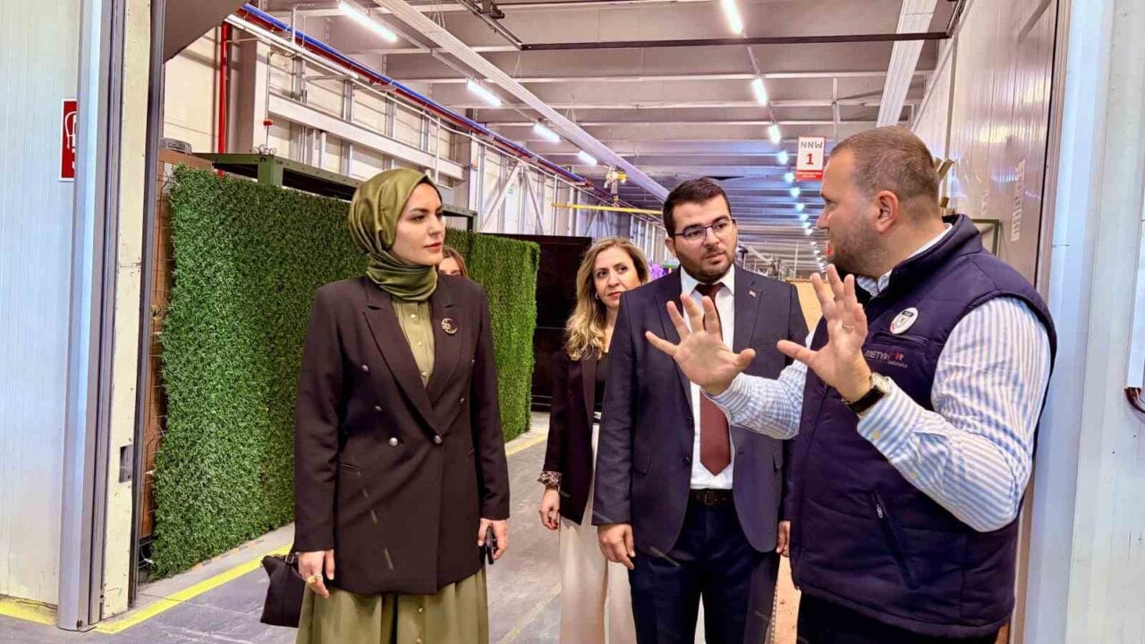 MANİSA ÇALIŞMA VE İŞ KURUMU İL MÜDÜRLÜĞÜ, 2026 YILININ İLK 9 AYINDA BELİRLENEN HEDEF KRİTERLERİNE GÖRE İŞE YERLEŞTİRMEDE TÜRKİYE GENELİNDE 2’NCİ SIRADA YER ALDI. BU DÖNEMDE 27 BİN 335 KİŞİNİN İŞE YERLEŞTİRİLMESİNE ARACILIK EDİLİRKEN, 9 BİN 654 İŞYERİ ZİYARET EDİLDİĞİ VE İŞ ARAYANLARLA 64 BİN 173 BİREYSEL GÖRÜŞME GERÇEKLEŞTİRİLDİĞİ ÖĞRENİLDİ.