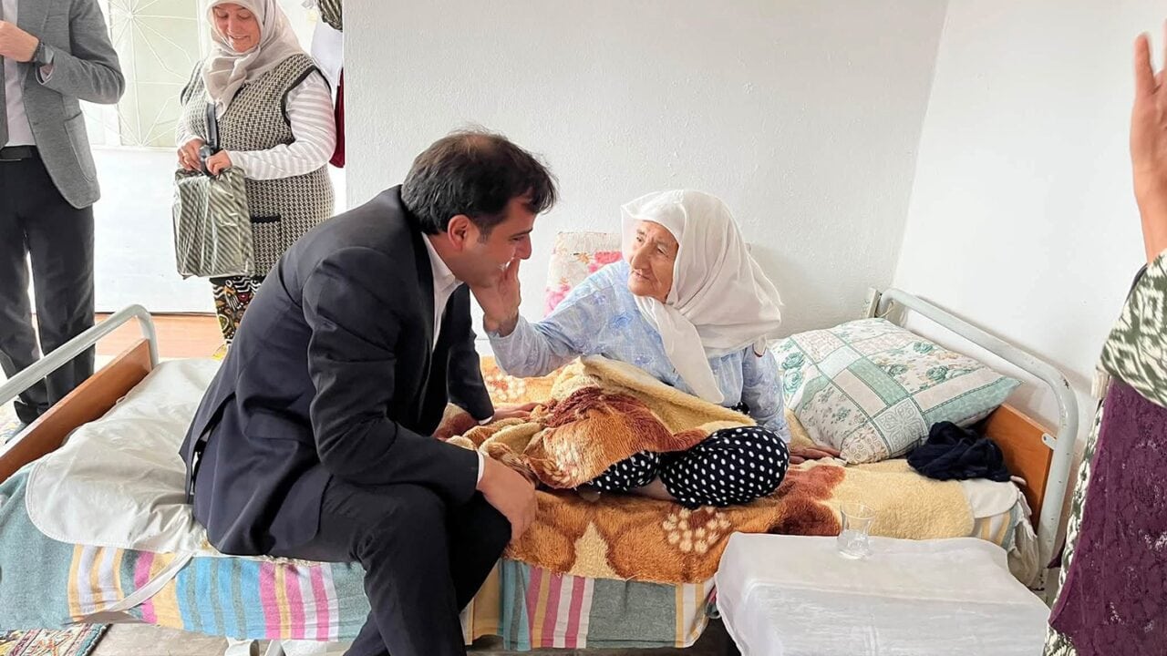 MANİSA'NIN KULA İLÇESİNDE KAYMAKAM TALHA ALTUNTAŞ, 1 EKİM DÜNYA YAŞLILAR GÜNÜ DOLAYISIYLA EMRE MAHALLESİ'NDEKİ YAŞLI VATANDAŞLARI HANELERİNDE ZİYARET EDEREK HAYIR DUALARINI ALDI.