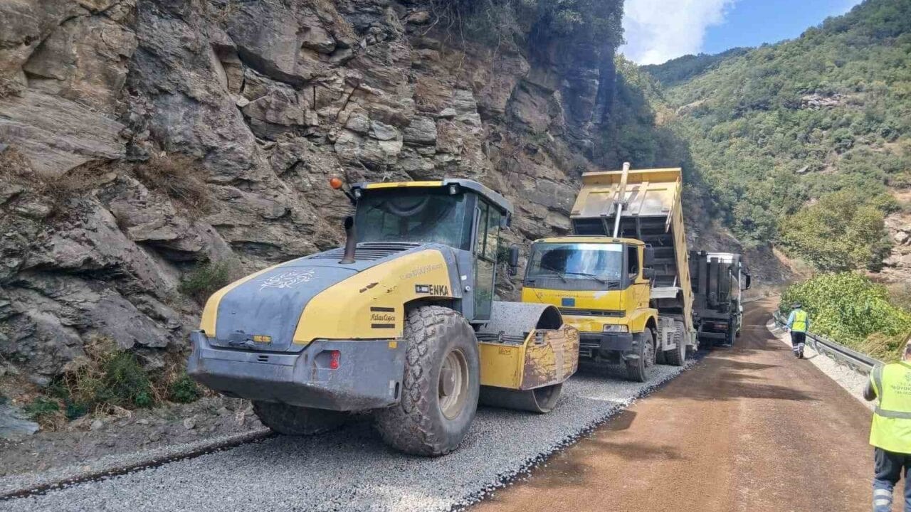 AYDIN BÜYÜKŞEHİR BELEDİYESİ EKİPLERİ, 17 İLÇEDE ONLARCA FARKLI NOKTADA YOL YAPIM, BAKIM, ONARIM VE DÜZENLEME ÇALIŞMALARINI SÜRDÜRÜYOR.
