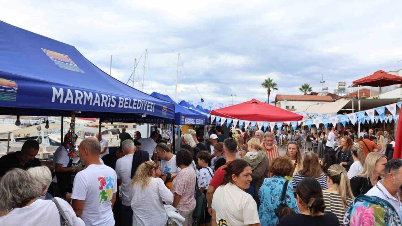 MARMARİS’İN LEZZET, MÜZİK, KÜLTÜR VE EĞLENCEYİ BULUŞTURAN MARMARİS DENİZ ÜRÜNLERİ FESTİVALİ’NDE COŞKU DORUĞA ULAŞTI. SELİMİYE’DE DÜZENLENEN FESTİVALİN İKİNCİ GÜNÜNDE KORDON BOYUNCA UZANAN ETKİNLİK ALANI ZİYARETÇİLERLE DOLARKEN, MARMARİS’TEN VE ÇEVRE İL VE İLÇELERDEN GELEN YÜZLERCE KİŞİ MÜZİK, DANS VE GASTRONOMİ DOLU BİR GÜN YAŞADI.