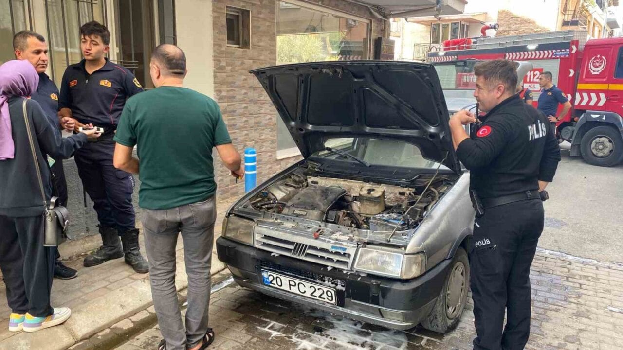 AYDIN'IN EFELER İLÇESİNDE SEYİR HALİNDEKİ OTOMOBİLİN MOTOR KISMINDA ÇIKAN YANGIN PANİKLETİRKEN, İTFAİYE EKİPLERİNİN ZAMANINDA MÜDAHALESİ ARACI METAL YIĞINI OLMAKTAN KURTARDI.