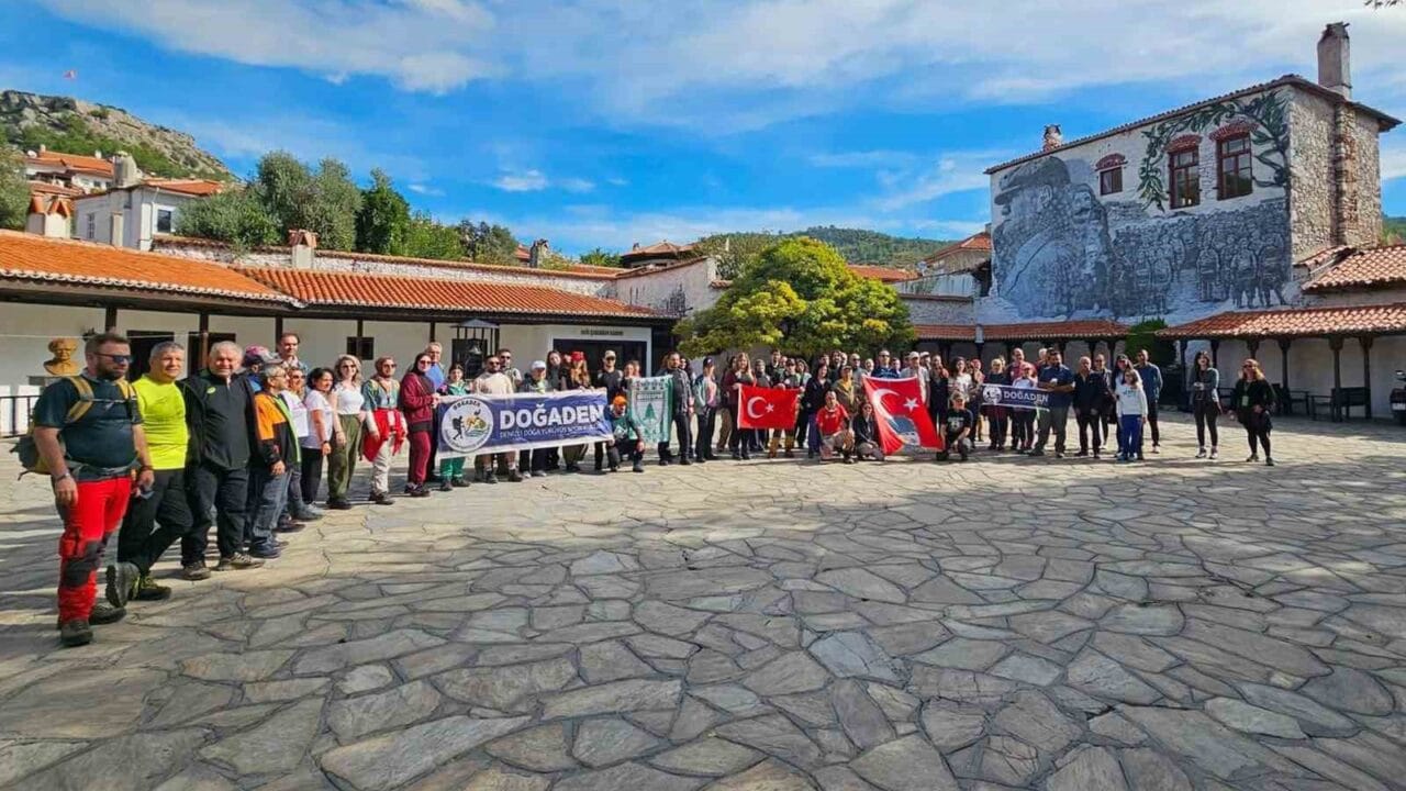 DENİZLİ DOĞADEN DOĞA YÜRÜYÜŞ KULÜBÜ ÜYELERİ, MUĞLA’NIN TARİHİ VE DOĞAL GÜZELLİKLERİNİ KEŞFETMEK AMACIYLA MUĞLALI DAĞCILARIN REHBERLİĞİNDE SABURHANE VE DEĞİRMENDERE KANYONU’NU KAPSAYAN 13 KİLOMETRELİK DOĞA YÜRÜYÜŞÜ GERÇEKLEŞTİRDİ.
