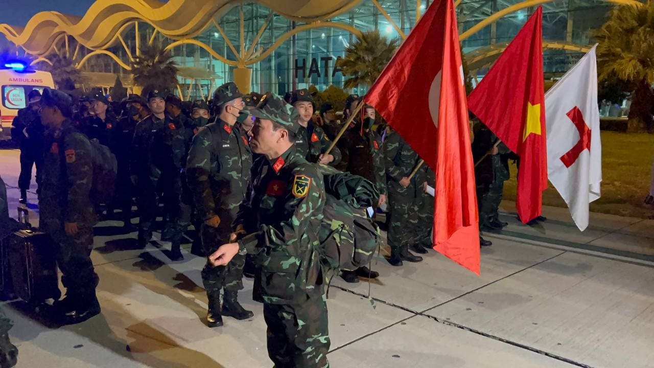 (Özel) Vietnamlı askeri arama kurtarma ekibi Türk bayrağı ile Hatay’da