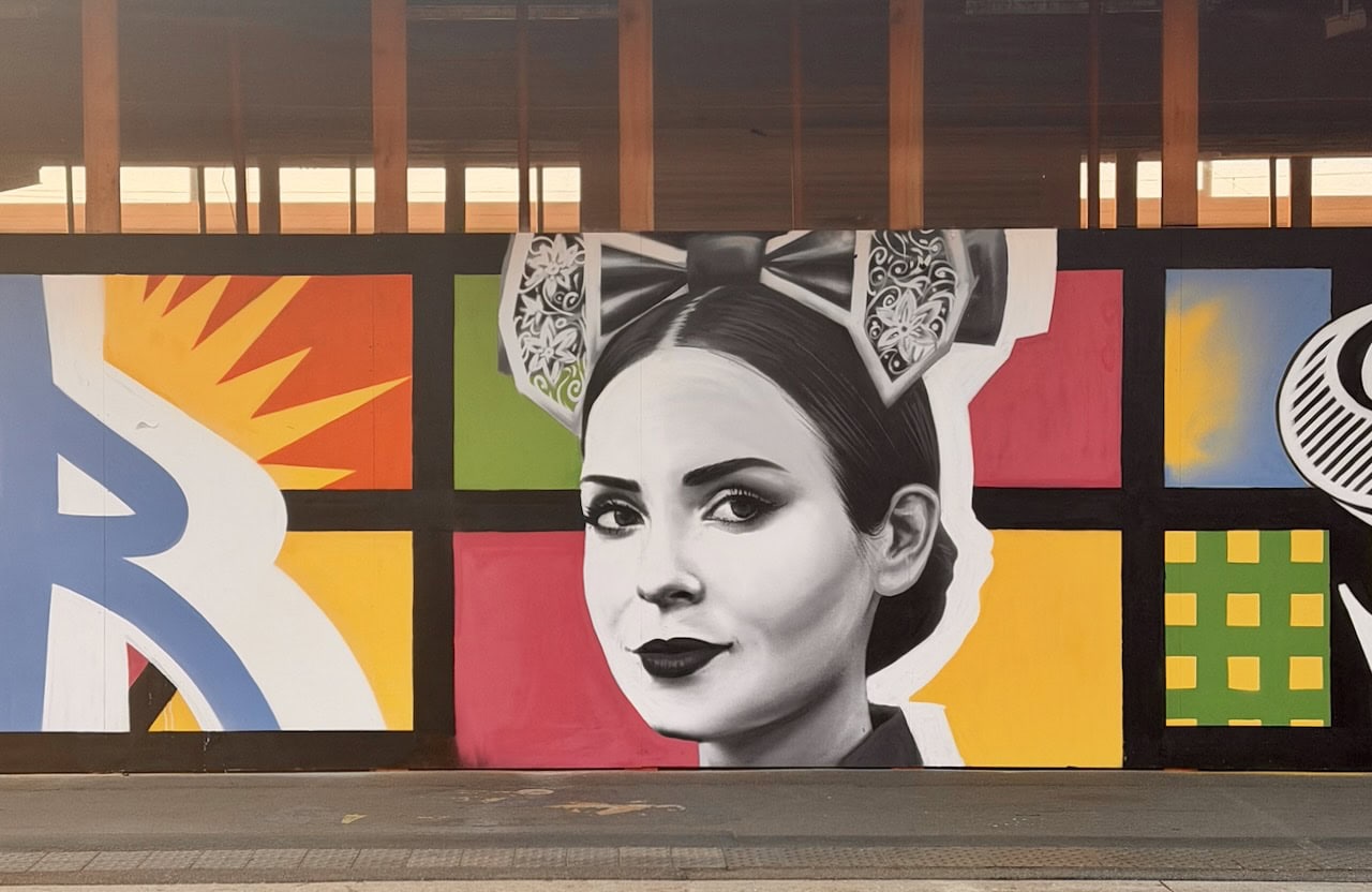 Portrait d'une Alsacienne à la coiffe traditionnelle modernisée, fresque pop art gare de Strasbourg