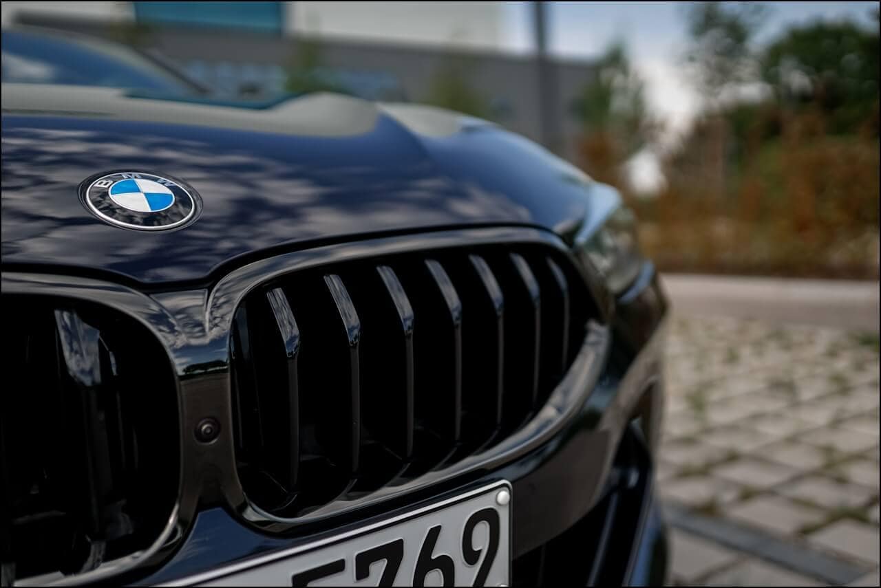 bmw-840i-niere-logo-m-sport-paket-carbon-schwarz-metallic-emvoyoe BMW Active Air Stream Niere in Shadow Line mit der Frontkamera