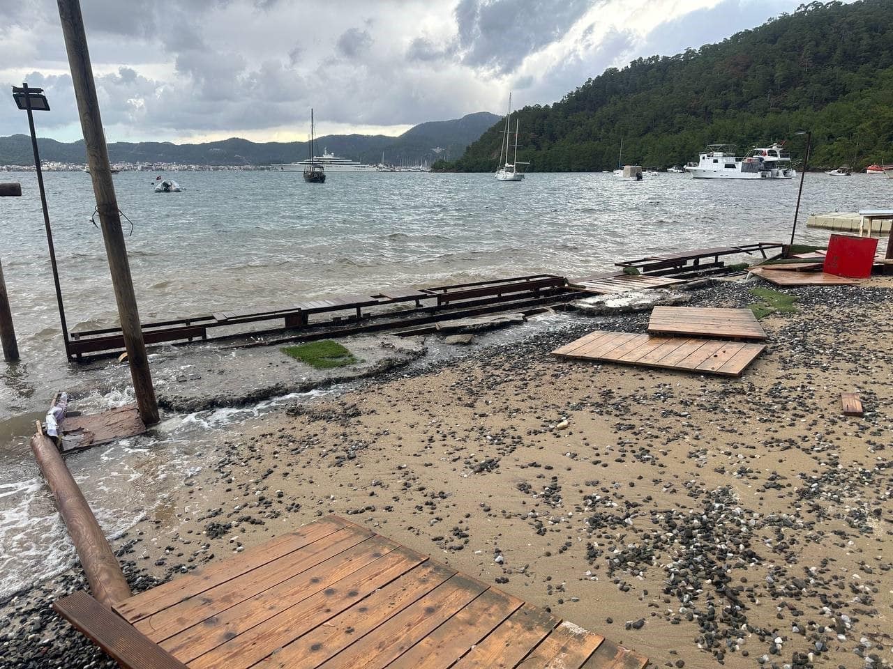 Marmaris’te sağanak yağışlar ve şiddetli dalgalar iskeleleri söktü